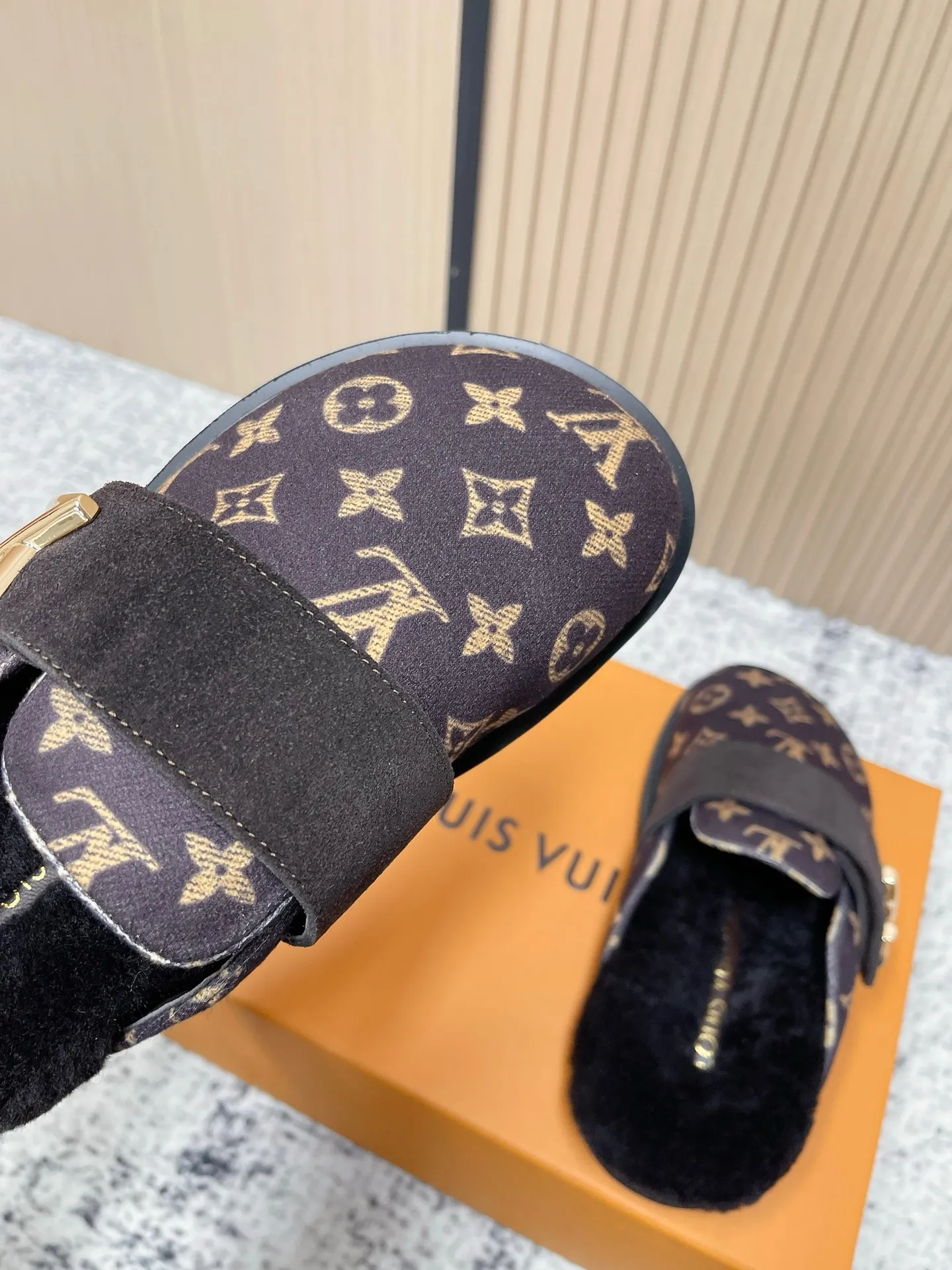 [L Home] P: 500💰 Size: 35-46 (female 40.41, male 45 46 custom-made) Top version Louis vuitton Lv top version LV couple's wool slippers New couple's Birkenstock slippers Cute and loveable, the foot feel is not too good Simple and high-end Sling-hee design Ready to wear and go Good news for lazy people Upper imported cowhide/imported old floral cloth Original hardware buckle, original molded high-density foam outsole Fabric: Yangjing/classic jacquard fabric Lining: imported wool lining Sole: original foam combination sole